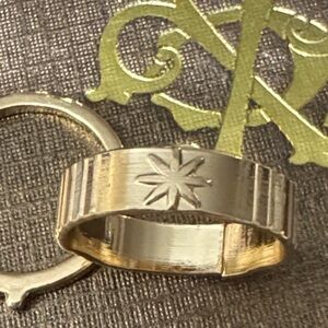 NWOT Gold Band Stack Ring with Star -size 6